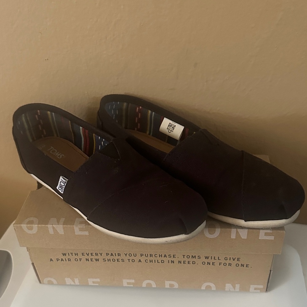 TOMS Women's Black Slip-On Flats